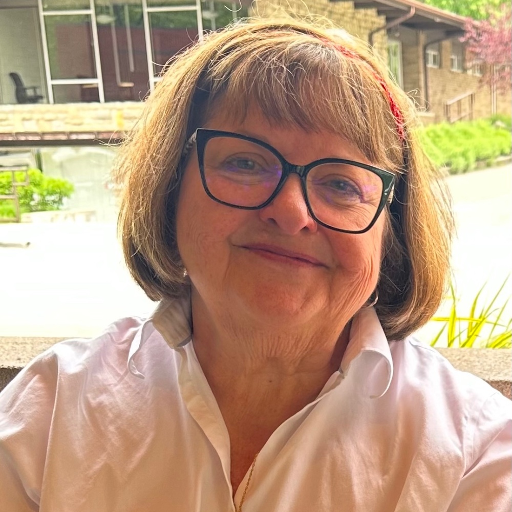 Meet your Posher, Lois